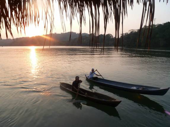 Olha o trânsito na frente da Round House, nosso hotel no rio Dulce, região de Livingston, no litoral da Guatemala
